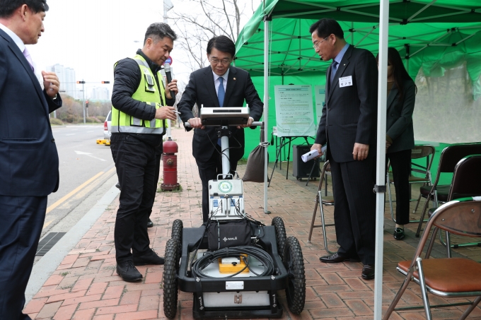 강호인장관, 특수교관리센터 지반탐사 현장 점검·노후시설 관리에 대한 대국민토론 실시 - 포토이미지