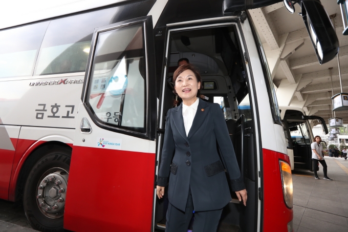 김현미장관, 추석 연휴 특별교통대책 경부고속버스터미널 찾아 점검 - 포토이미지