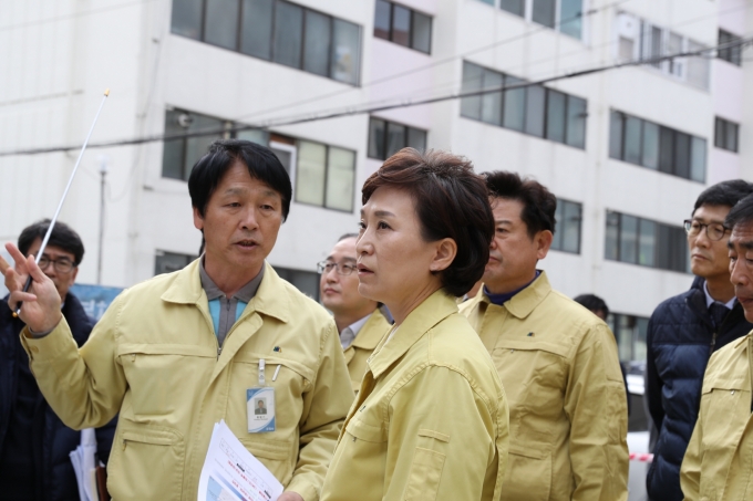 김현미 장관, 포항 지진현장 방문 - 포토이미지