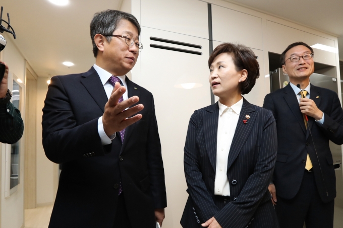 김현미장관, 신혼부부 희망타운 견본주택 점검 - 포토이미지