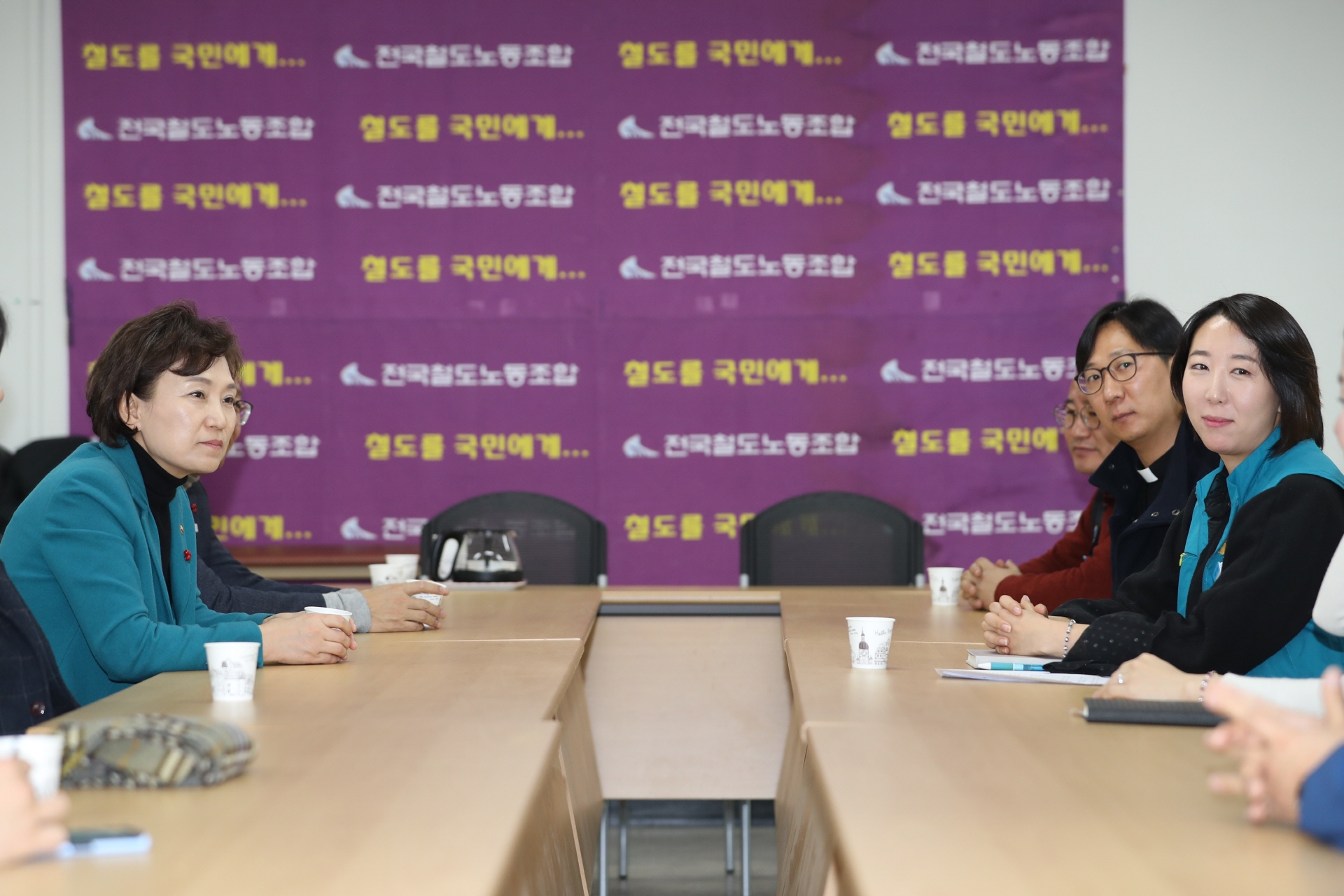 김현미장관, KTX 해고 여승무원 문제해결을 위한 대책위 관계자 간담회 - 포토이미지