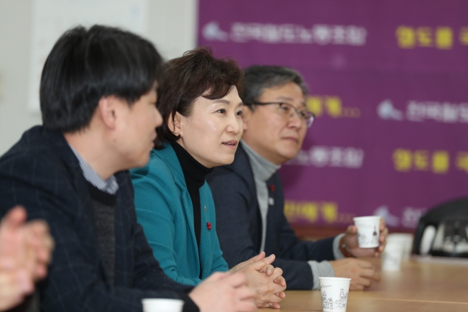 김현미장관, KTX 해고 여승무원 문제해결을 위한 대책위 관계자 간담회 - 포토이미지