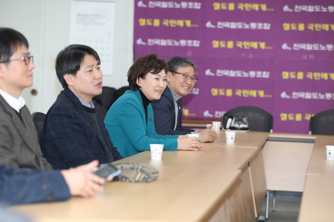 김현미장관, KTX 해고 여승무원 문제해결을 위한 대책위 관계자 간담회 - 포토이미지