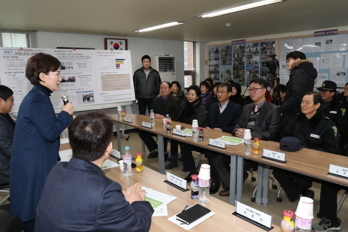 김현미장관, 최저임금 우수 공동주택 방문 - 포토이미지