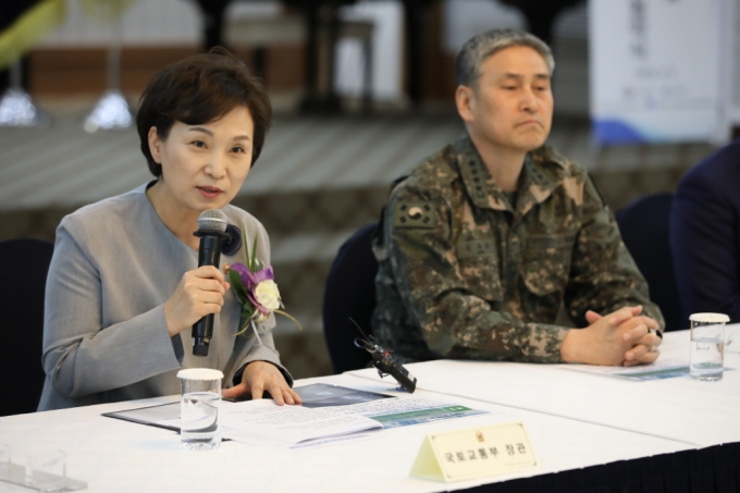 김현미장관, 군 운전 우수인력의 양성 및 일자리 창출을 위한 업무협약 체결 - 포토이미지