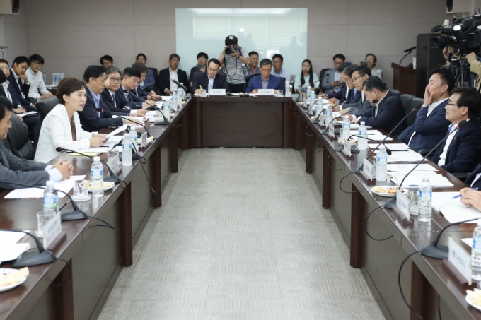 김현미 장관, 노선버스 근로시간 단축 적용에 따른 전국 17개 시도 부단체장 회의를 개최 - 포토이미지