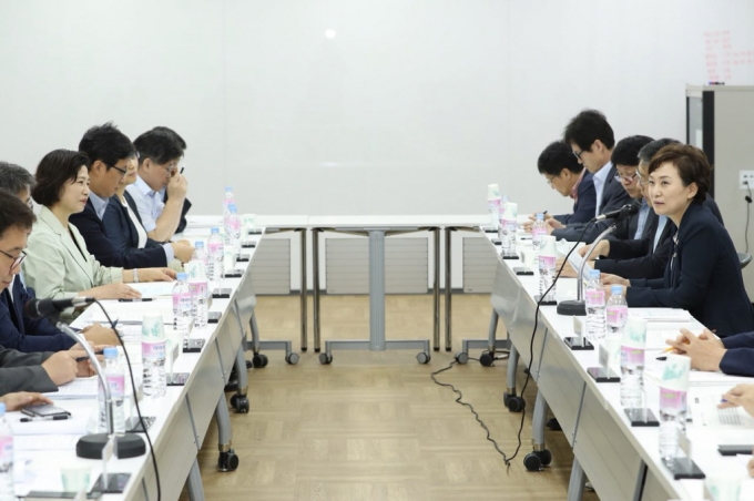 김현미 장관, 주거정책심의위원회 참석 - 포토이미지