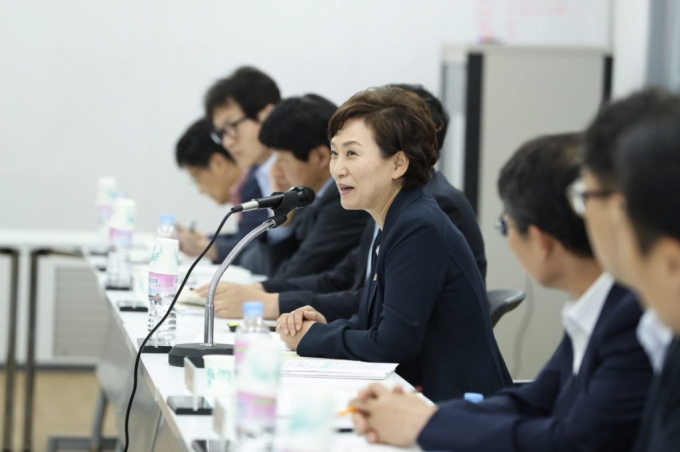 김현미 장관, 주거정책심의위원회 참석 - 포토이미지