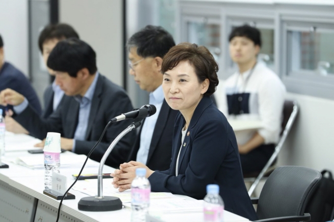 김현미 장관, 주거정책심의위원회 참석 - 포토이미지