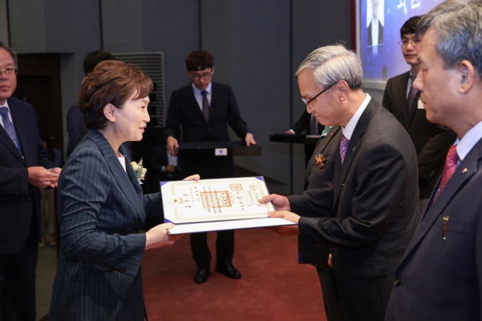 김현미 장관, 도로의 날 기념식 참석 - 포토이미지