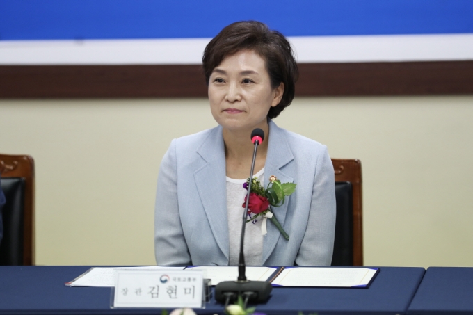 김현미 장관, 건설산업 혁신 노사정 선언문 서명 - 포토이미지