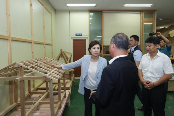 김현미 장관, 건설산업 혁신 노사정 선언문 서명 - 포토이미지