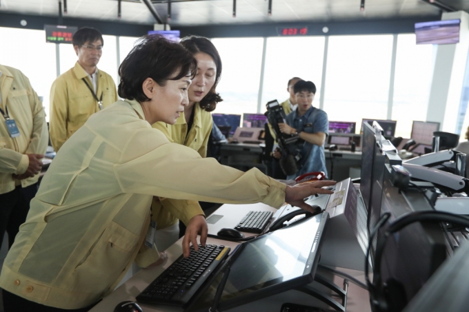 김현미 장관, 태풍 대비 인천공항 현장 - 포토이미지