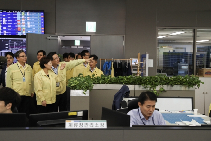 김현미 장관, 태풍 대비 인천공항 현장 - 포토이미지