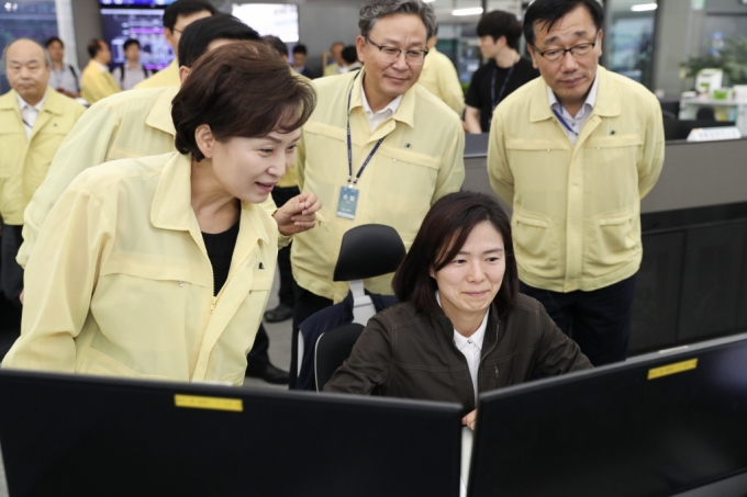 김현미 장관, 태풍 대비 인천공항 현장 - 포토이미지