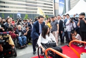 김정렬 차관, 휠체어 탑승설비를 갖춘 개발차량 시승 행사