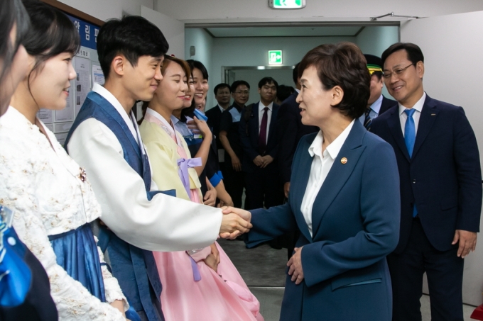 김현미 장관, “안전하고 편리한 고향 길 위한 교통관리” 강조 - 포토이미지