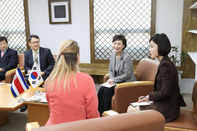김현미 장관, “코스타리카 영부인과 인프라 협력 논의” - 포토이미지