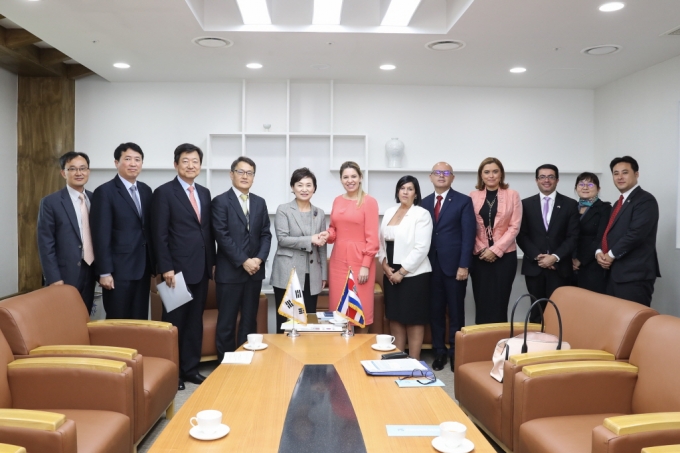 김현미 장관, “코스타리카 영부인과 인프라 협력 논의”