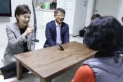 김현미 장관, 장안동 공공임대주택으로 이전한 1인가구 방문