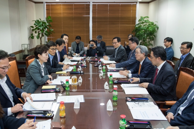 김현미 장관, “청년층 주거 고민 함께 나눠질 것”지원 강화 약속 - 포토이미지