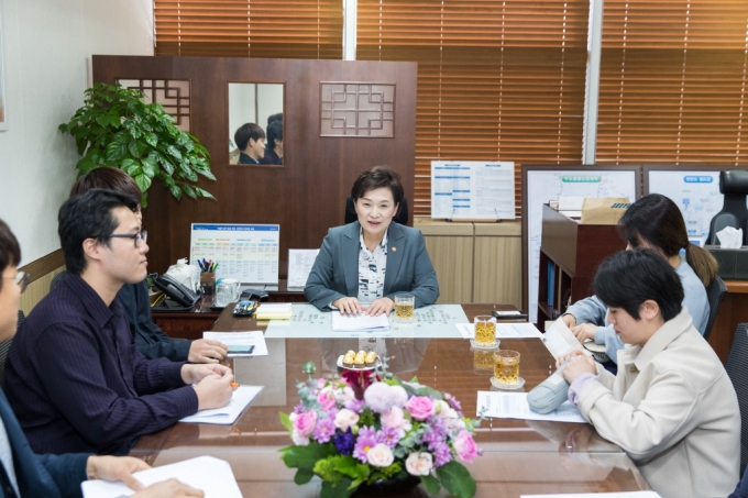 김현미 장관, “청년층 주거 고민 함께 나눠질 것”지원 강화 약속 - 포토이미지