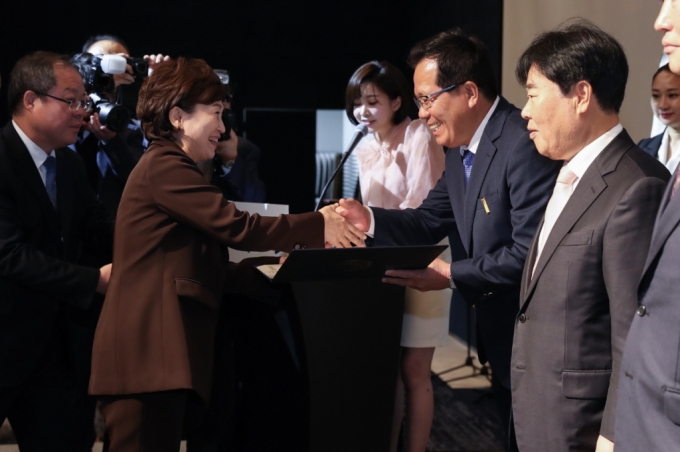 김현미 장관, 제32회 육운의 날, 업계 '육운산업 발전 결의문' 채택 - 포토이미지