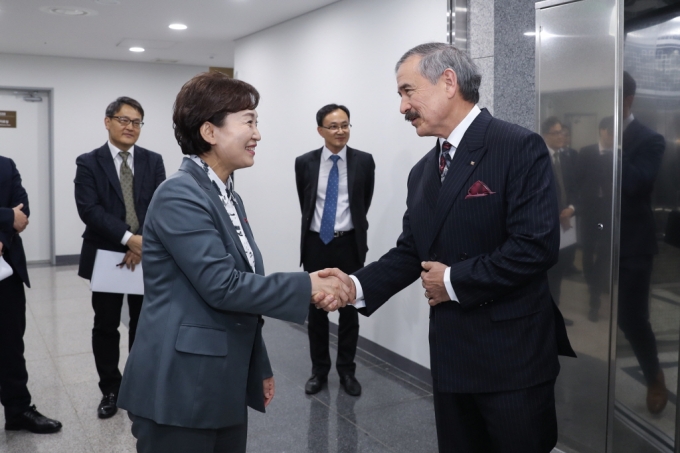 김현미 장관, 해리스 주한 미국 대사와 면담