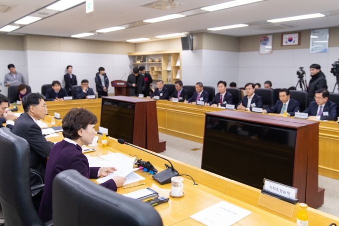 김현미 장관, 산하 공공기관장 간담회 주재