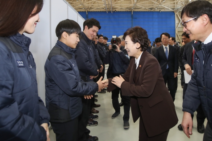 김현미 장관, 민간 항공기 초도 정비 입고 행사 참석 - 포토이미지