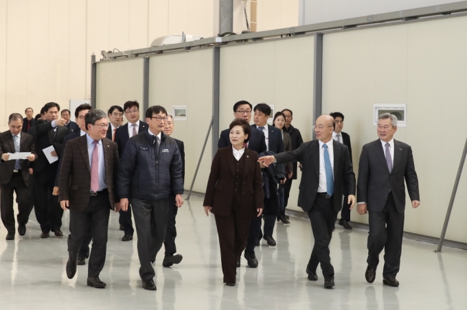 김현미 장관, 민간 항공기 초도 정비 입고 행사 참석