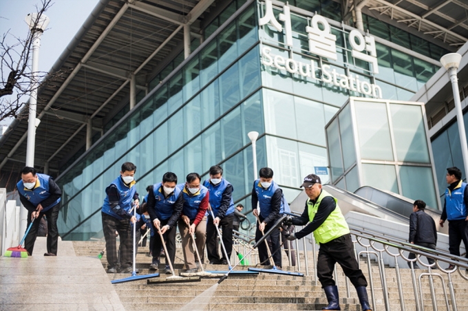 박선호 차관, 노면청소차 시연 사진 및 코레일 역사 물청소 - 포토이미지