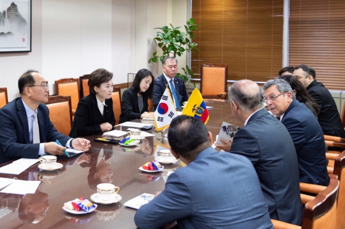 김현미 장관, 에콰도르 공공교통건설부 장관 면담 인프라 협력 MOU 체결