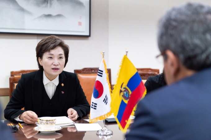 김현미 장관, 에콰도르 공공교통건설부 장관 면담 인프라 협력 MOU 체결 - 포토이미지