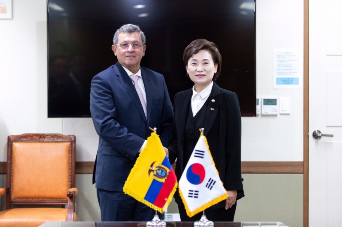 김현미 장관, 에콰도르 공공교통건설부 장관 면담 인프라 협력 MOU 체결
