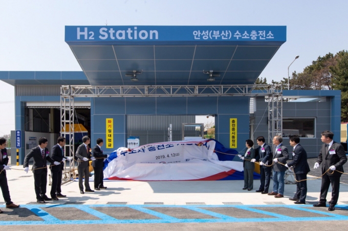 김현미 장관, 고속도로 최초 수소충전소 개장식(경부고속도로 안성휴게소(양 방향)) 참석 - 포토이미지