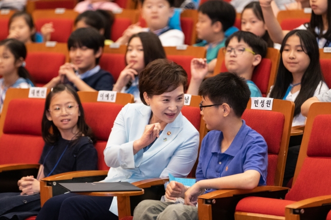 김현미 장관, “어린이 눈높이에서 바라본 국토교통 소식 기대” - 포토이미지