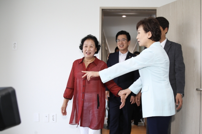 김현미 장관, 대전 판암동 자율주택정비사업 준공식 참석 - 포토이미지