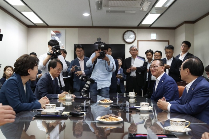 김현미 장관, 부울경 지자체장 동남권 신공항 면담 - 포토이미지