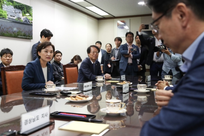 김현미 장관, 부울경 지자체장 동남권 신공항 면담 - 포토이미지