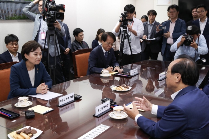 김현미 장관, 부울경 지자체장 동남권 신공항 면담 - 포토이미지