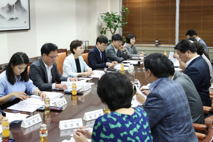 김현미 장관, “쪽방·고시원·아동 빈곤가구 주거지원 최우선적으로 살필 것” 강조 - 포토이미지