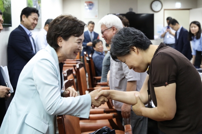 김현미 장관, “쪽방·고시원·아동 빈곤가구 주거지원 최우선적으로 살필 것” 강조