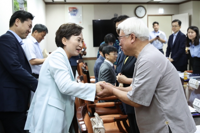 김현미 장관, “쪽방·고시원·아동 빈곤가구 주거지원 최우선적으로 살필 것” 강조 - 포토이미지