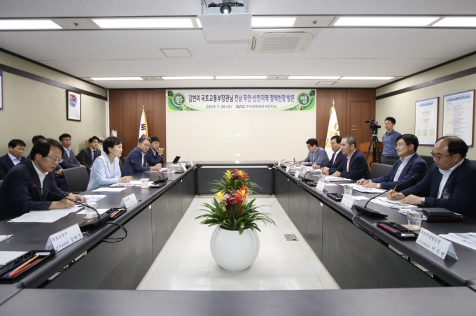 김현미 장관, 서남권 새 교통중심지 무안공항·천사대교 안전점검 - 포토이미지