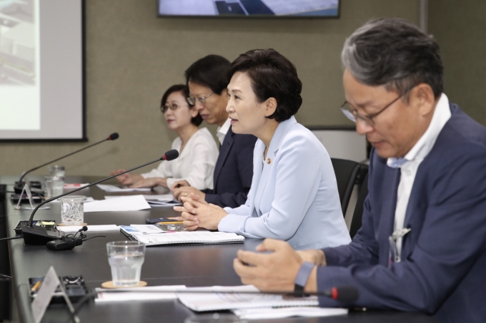 김현미 장관, 서남권 새 교통중심지 무안공항·천사대교 안전점검 - 포토이미지