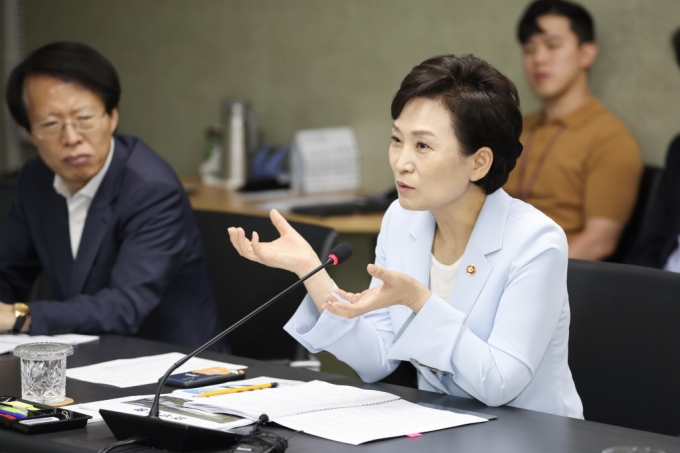 김현미 장관, 서남권 새 교통중심지 무안공항·천사대교 안전점검 - 포토이미지