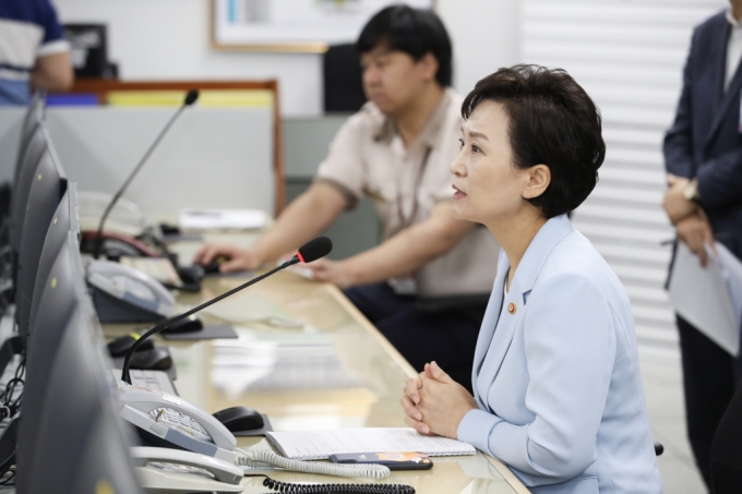 김현미 장관, 서남권 새 교통중심지 무안공항·천사대교 안전점검 - 포토이미지