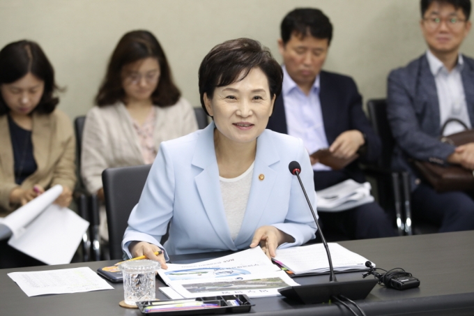 김현미 장관, 서남권 새 교통중심지 무안공항·천사대교 안전점검