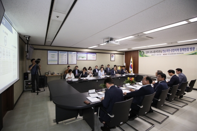 김현미 장관, 서남권 새 교통중심지 무안공항·천사대교 안전점검 - 포토이미지